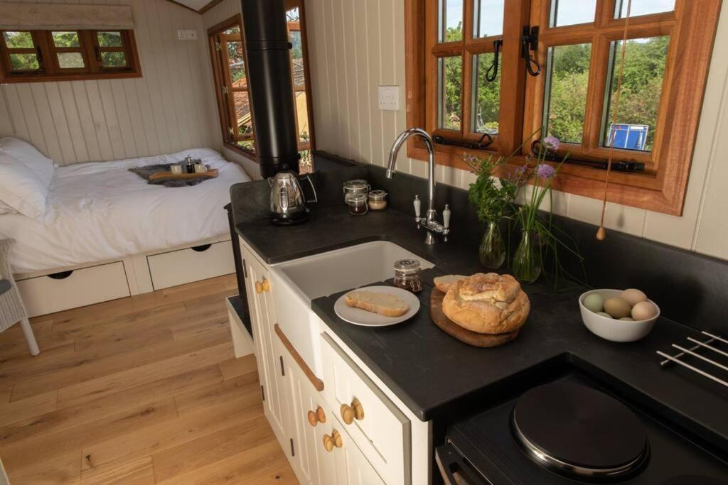 Luxury, Rural Shepherds Hut With Hot Tub Nr Bath Bristol Extérieur photo